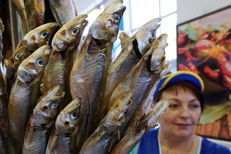 В Балакове на 4 улицах незаконно продавали сушенную рыбу и очки