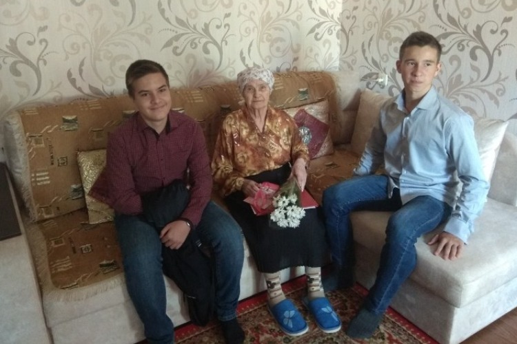 Ученики школы №12 поздравили ветерана ВОВ и труженицу тыла с 90-летием