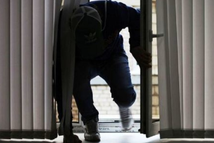 Несовершеннолетняя пара проникала в чужие дома и складировала украденное у девушки дома