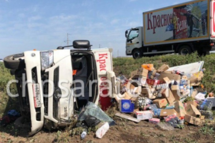 Водитель грузовика Красное и Белое уснул за рулем и съехал в кювет