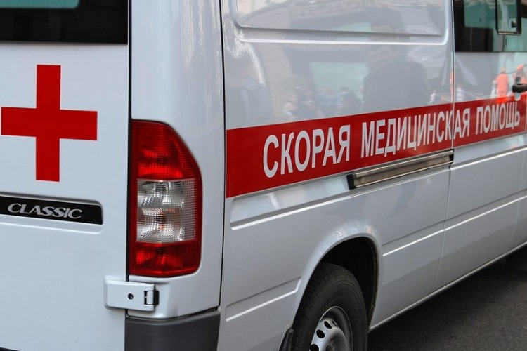 Водитель грузовика врезался в автомобиль, ехавший перед ним