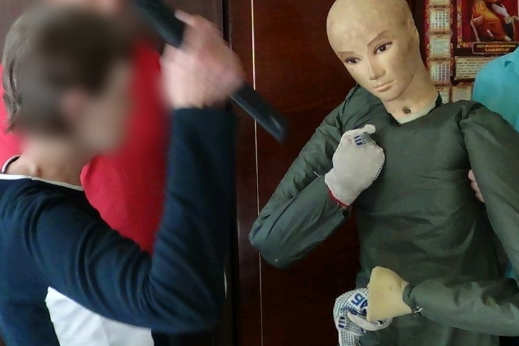 В порыве ярости убила бомжа, которого приютила. Подробности произошедшего