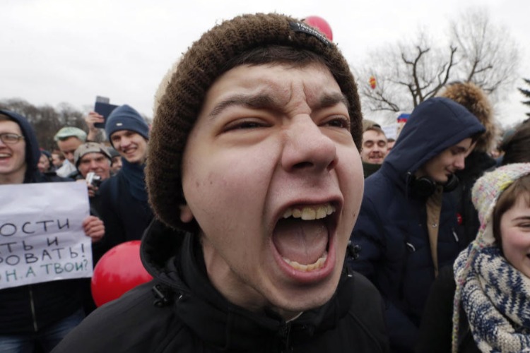 Балаковские прокуроры добиваются наказания митингующего подростка