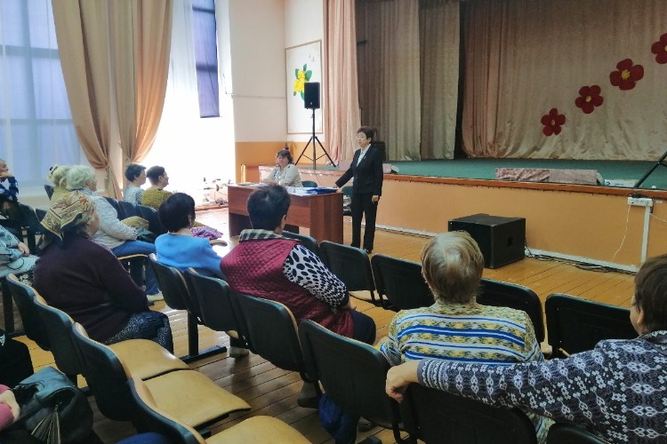 Представители пенсионного фонда помогли 17 жителям Новополеводино