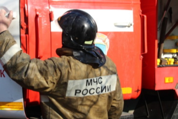 У одного из домов Балакова горел подъездный козырек