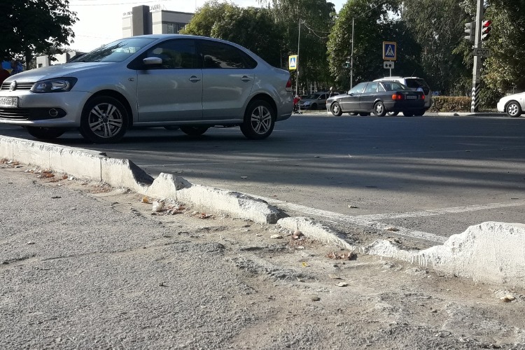 Власти Балакова разбираются, кто разрушил новый бордюр на ул. Факел Социализма