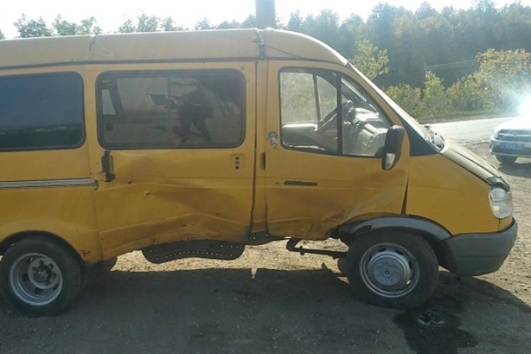 Микроавтобус врезался в автомобиль. Сводка ГИБДД Балакова