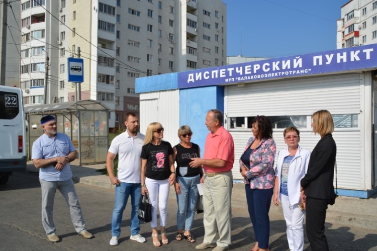 На мусорные и транспортные жалобы в 11 микрорайоне ОПа выехала лично