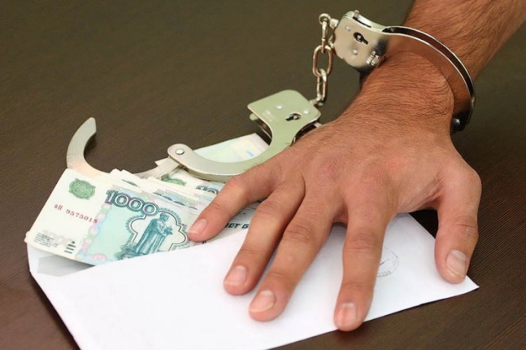 Иностранец был задержан за взятку при незаконной перевозке людей