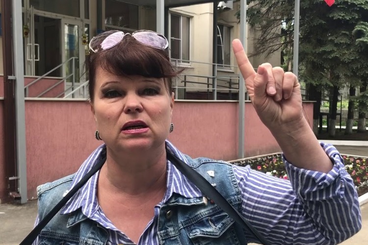 Портрет Путина не понадобился. Из поселка Сазанлей увезли ветки и бревна