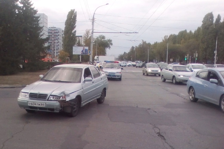 Движение затруднено. В вечерний час пик перед спидвеем на главной площади Балакова проехать проблематично