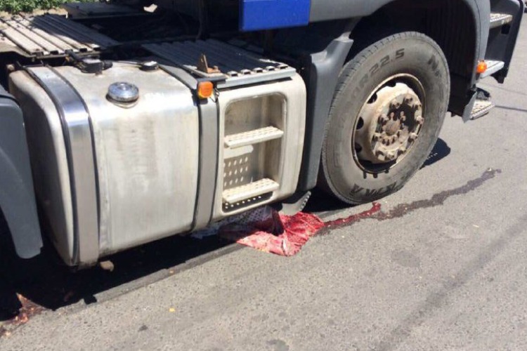 Шел по краю проезжей части и попал под грузовик