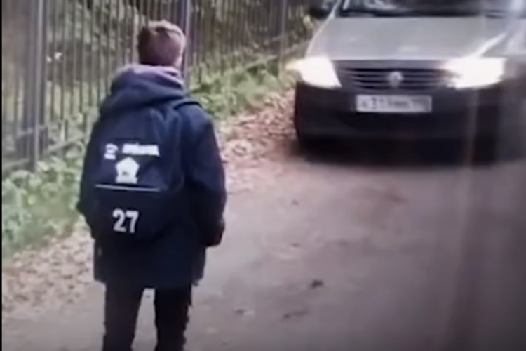 Школьник преградил дорогу автохаму и стал интернет-героем. Видео