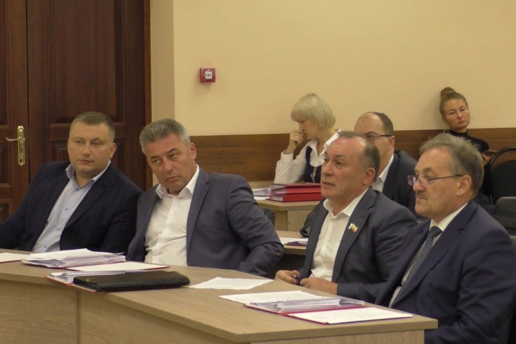 Нам что, писать на сайт Сути? Депутаты обвинили Эмиля Мамедова в исчезновении денег на благоустройство