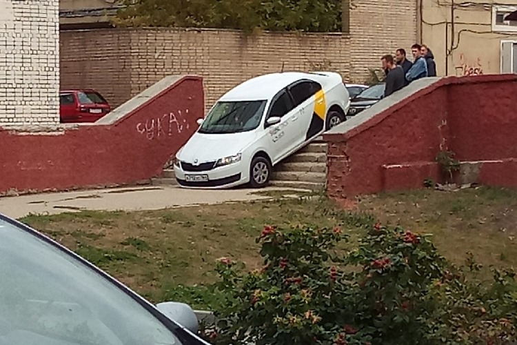 Автомобиль такси застрял на лестнице