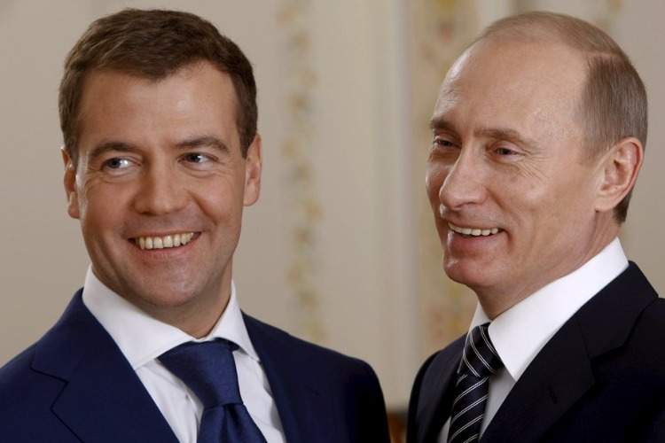 Путин поднял зарплату себе и Медведеву