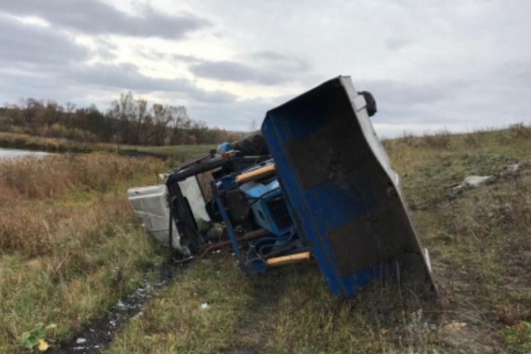 Под Вольском мужчина опрокинул трактор и погиб