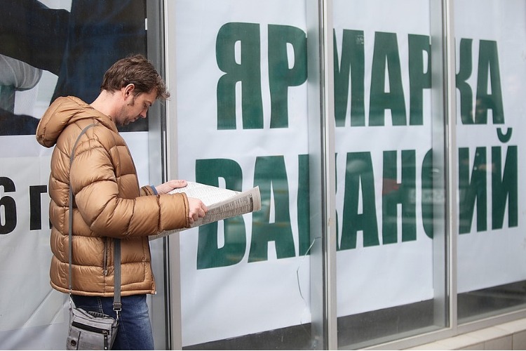 Служба занятости отчиталась по безработице и рассказала о средней зарплате по вакансиям