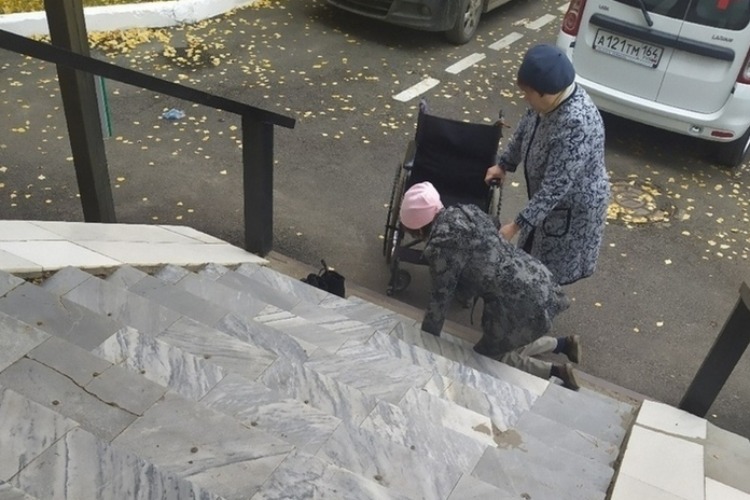 Женщина ползла на коленях по ступенькам больницы до инвалидного кресла