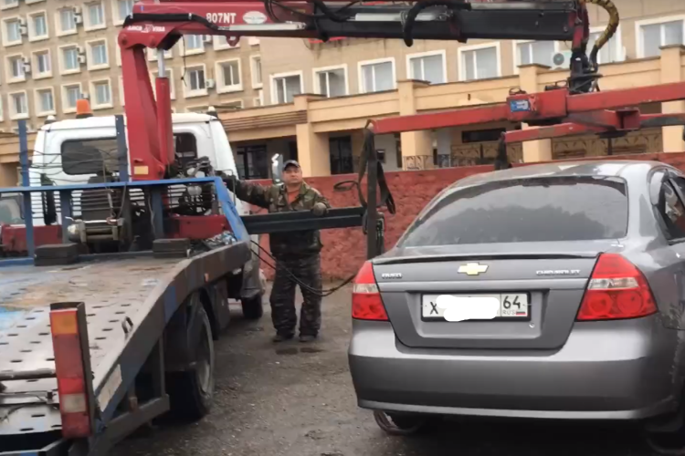 В центре Балакова эвакуируют автомобили с тротуаров. Видео