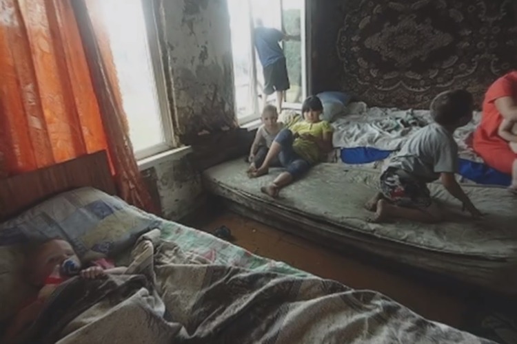 Мать восьмерых детей обвиняют в поджоге собственного дома. Видео