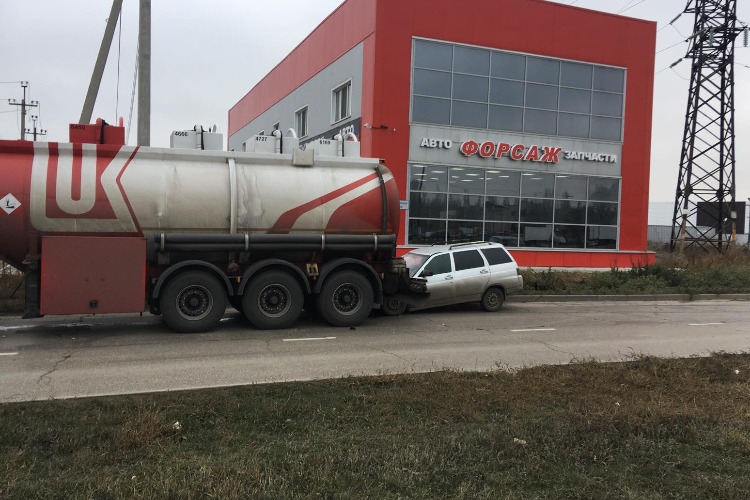 На Саратовском шоссе Лада протаранила бензовоз Лукойла