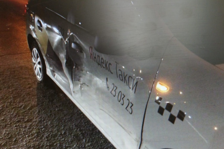 LADA Samara врезалась в Яндекс Такси. Сводка ГИБДД Балакова