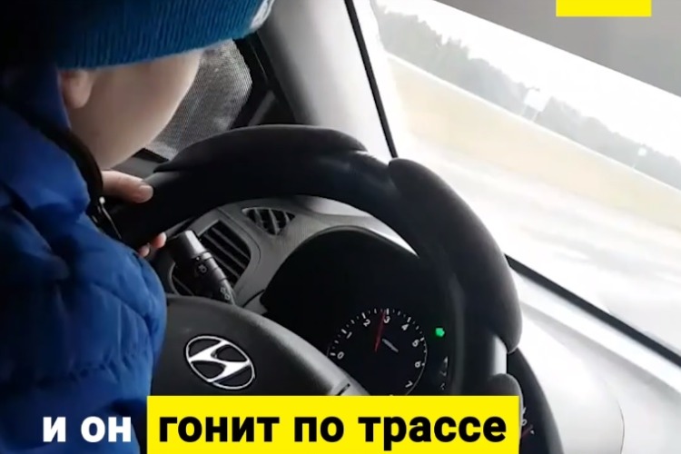Мать посадила 6-летнего ребенка за руль. Видео