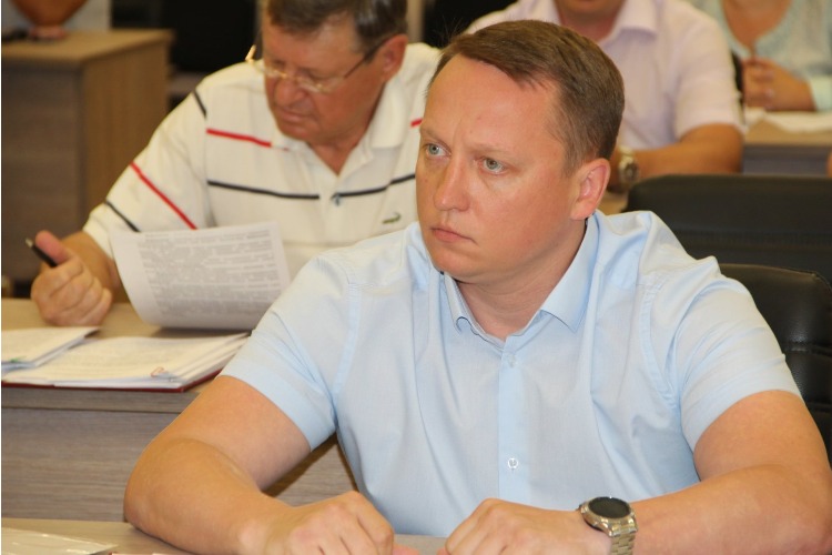 Роман Ирисов: Если депутаты-коммунисты не хотят работать, не отказаться ли им от зарплаты?