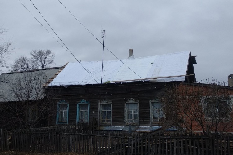 Балаковцы собрали 50 тысяч рублей на ремонт дома ветерану труда из Новониколаевки