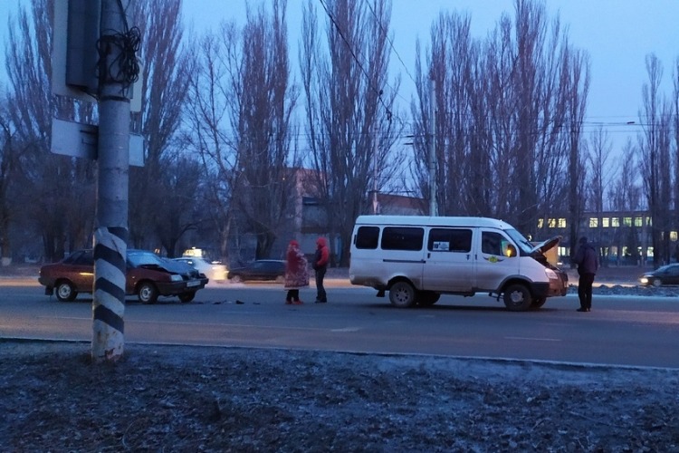 На спуске с шлюзового моста Лада столкнулась с маршруткой