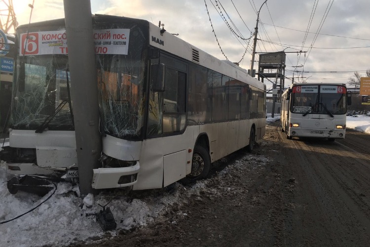 Автобус врезался в столб. Пострадало 15 человек