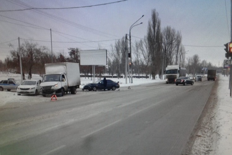Грузовик и легковушка не поделили дорогу. Сводка ГИБДД Балакова