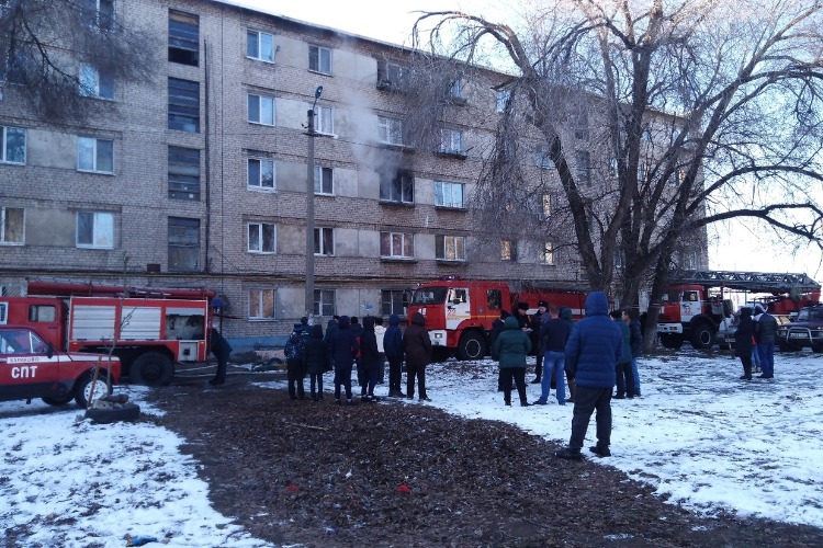 На выходных в Балакове горела квартира, лестничная клетка и мусорная куча