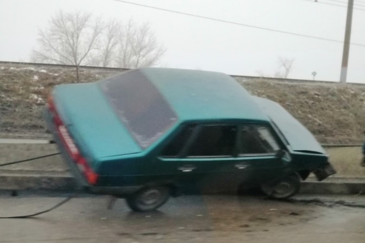 На Шлюзовом мосту Лада наехала на разграничитель полос