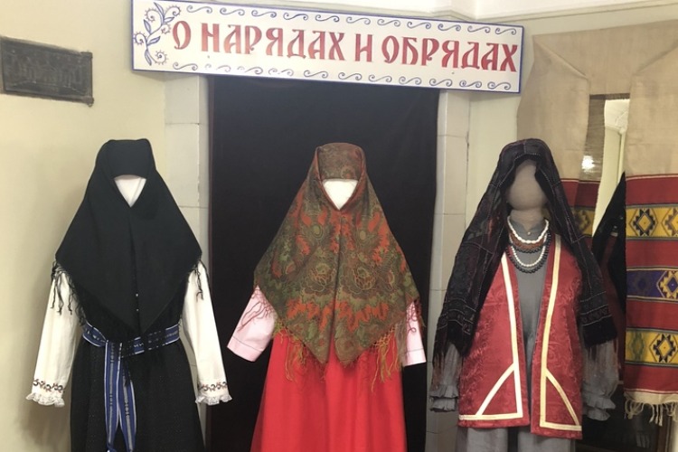 В Хвалынске открылась выставка предметов народного шитья и ткачества “О нарядах и обрядах“