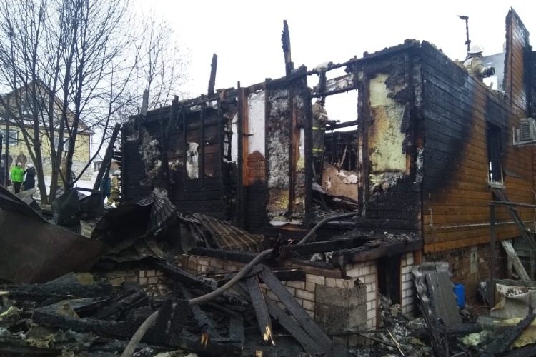 Мужчина вытащил из огня близких и погиб, спасая дом от пожара