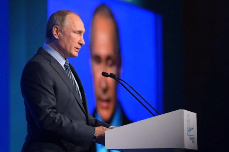 Лидер нации в своем Послании делает акцент на уровне доходов россиян. Прямая трансляция из Манежа