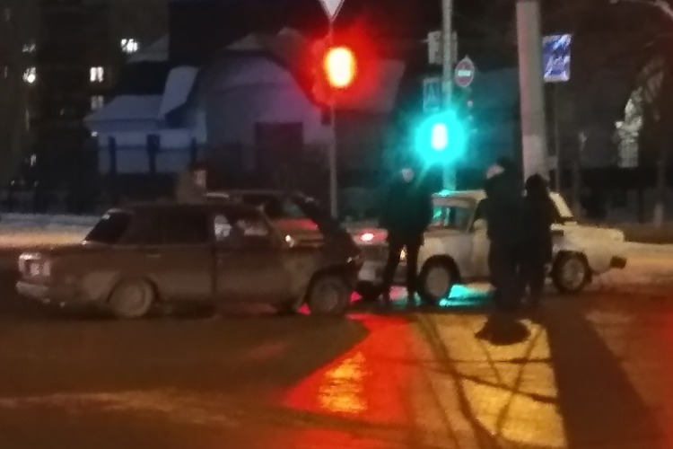 “Битва тазов“: в Балакове не поделили дорогу два Жигуля