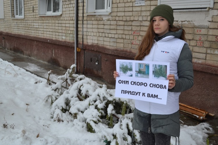 В серии одиночных пикетов МГЕРа принимала участие несовершеннолетняя девочка