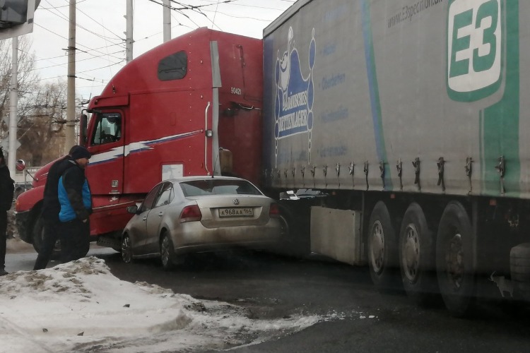 В Балакове фура не поделила дорогу с легковушкой