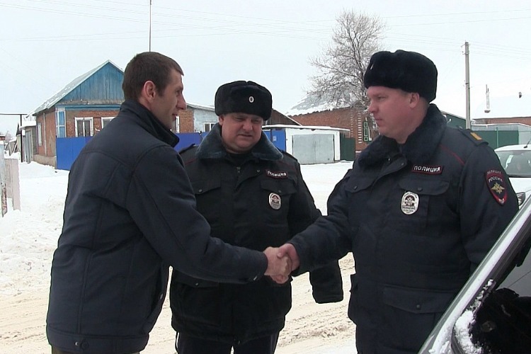 Полицейские спасли мужчину из тонущей машины