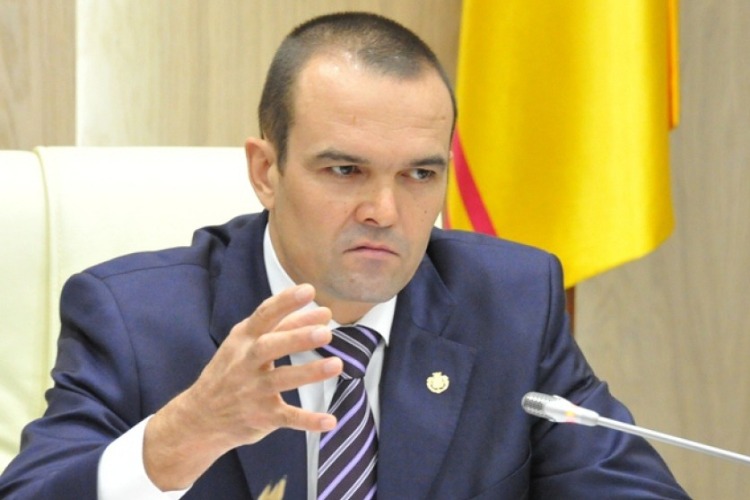 Призывавший “мочить“ журналистов глава Чувашии заставил пожарного подпрыгивать за ключами от машины. Видео