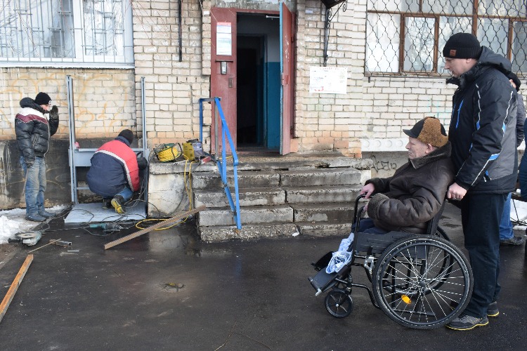Балаковский филиал АО “Апатит“ и партия власти помогли с пандусом инвалиду первой группы