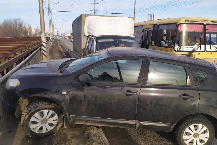 Газель и Nissan Qashqai нашли друг друга на мосту