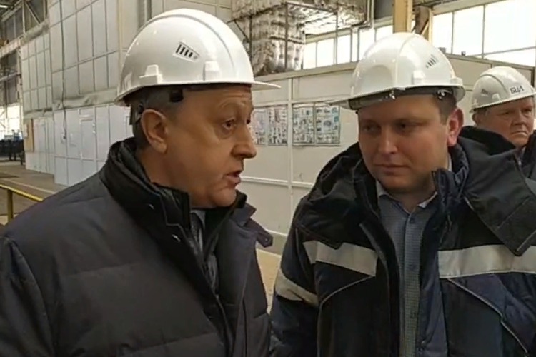 Визит в Балаково губернатор Радаев начал в каске металлурга. Прямая трансляция Sutynews.ru