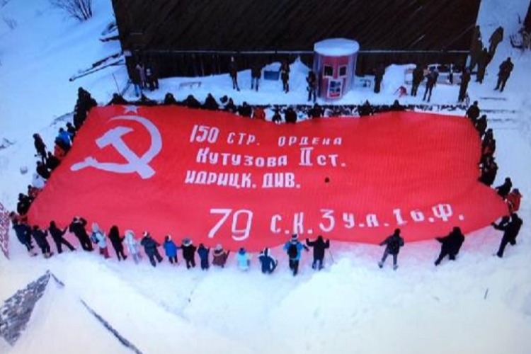 В Саратовской области развернут двухсотметровое Знамя Победы