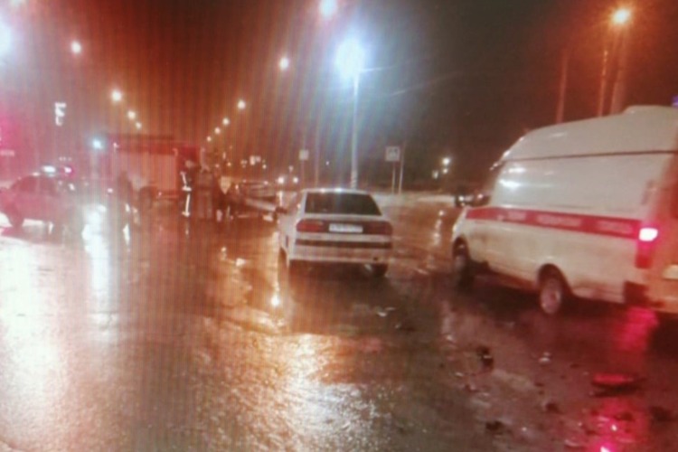 После ДТП на светофоре пассажирку увезли на скорой. Сводка ГИБДД Балакова