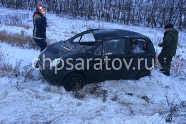 Daewoo Matiz на трассе опрокинулся вместе с детьми и беременной женщиной