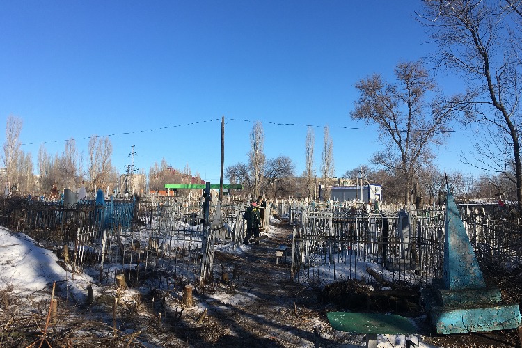 Комбинат благоустройства продолжает уборку на старом кладбище в Жилгородке